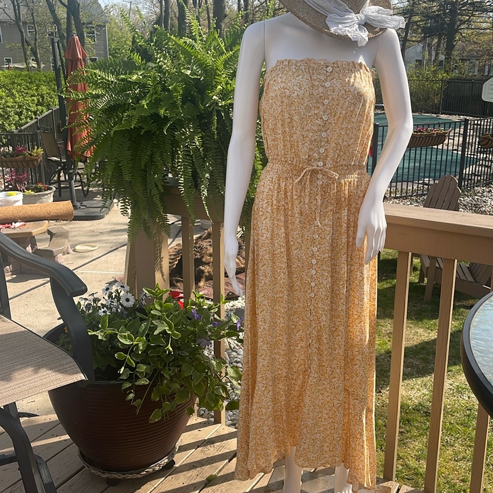 Vince Camuto maxi dress, sleeveless. Pretty shade of yellow gold and off-white.